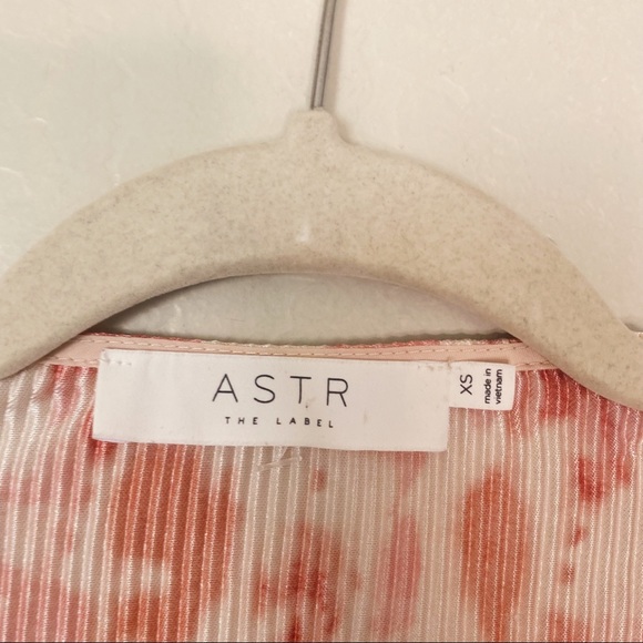 ASTR Cream Pink Textured Long Balloon Sleeve Surplice Bodysuit - Picture 4 of 7